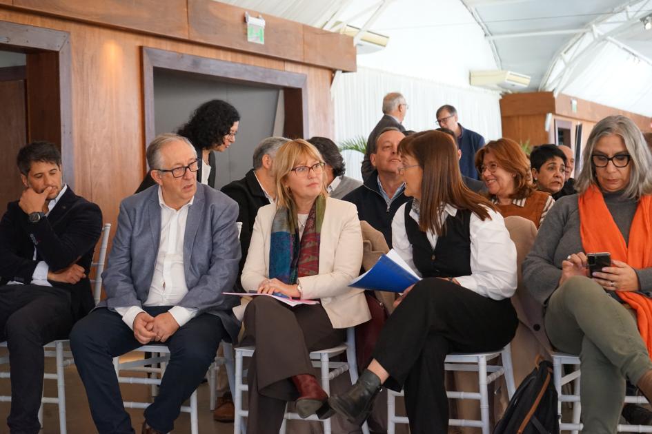 Acto de inauguración Lustemberg sentada en primera fila del público, a sus lados distintas autoridades