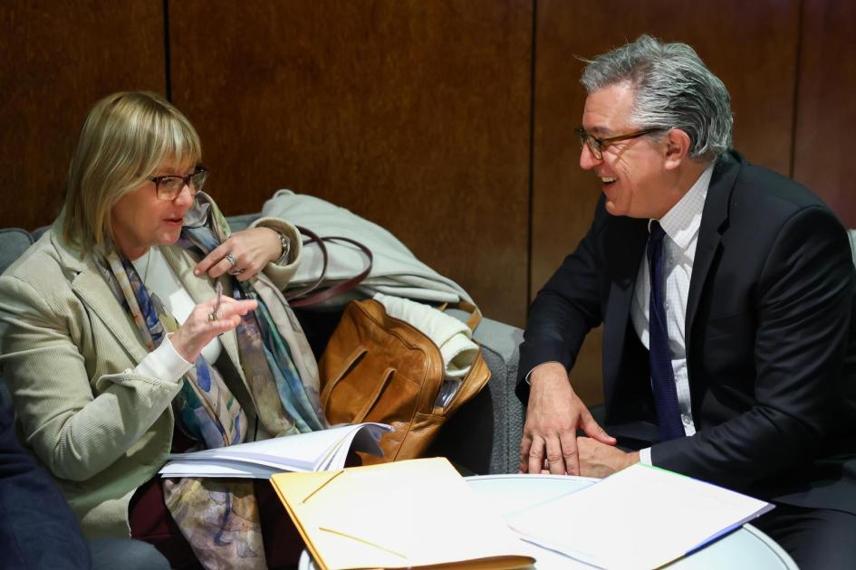 Reunión de la Ministra Lustemberg con Ministro de Salud de Brasil Ministra Lustemberg conversa con el Ministro de Salud de Brasil. Él sonríe.