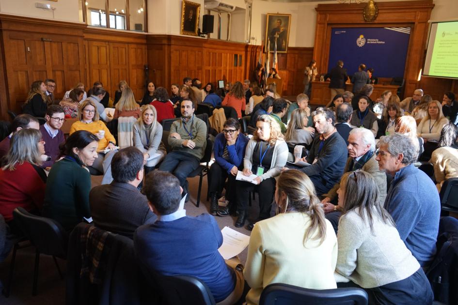 Intercambios grupales Participantes dialogan entre sí, sentados en ronda en diferentes grupos