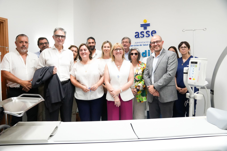 Cristina Lustemberg, Álvaro Danza y equipo inaugurando el tomógrafo Ministra de salud, presidente de ASSE y equipo junto al tomógrado