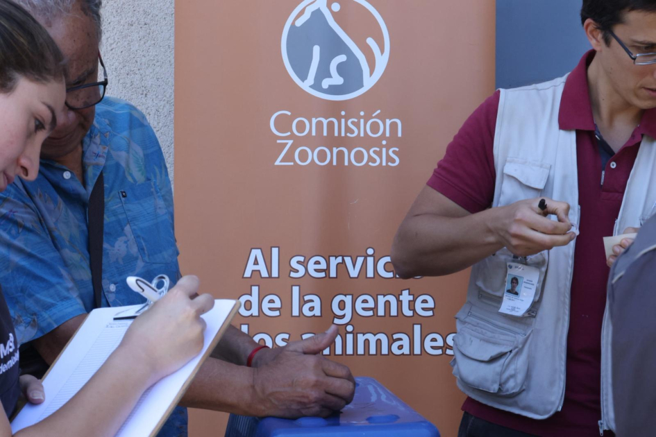 jornada de vacunación contra la rabia perros y gatos Logo de zoonosis y trabajadores en jornada de vacunación contra la rabia para perros y gatos