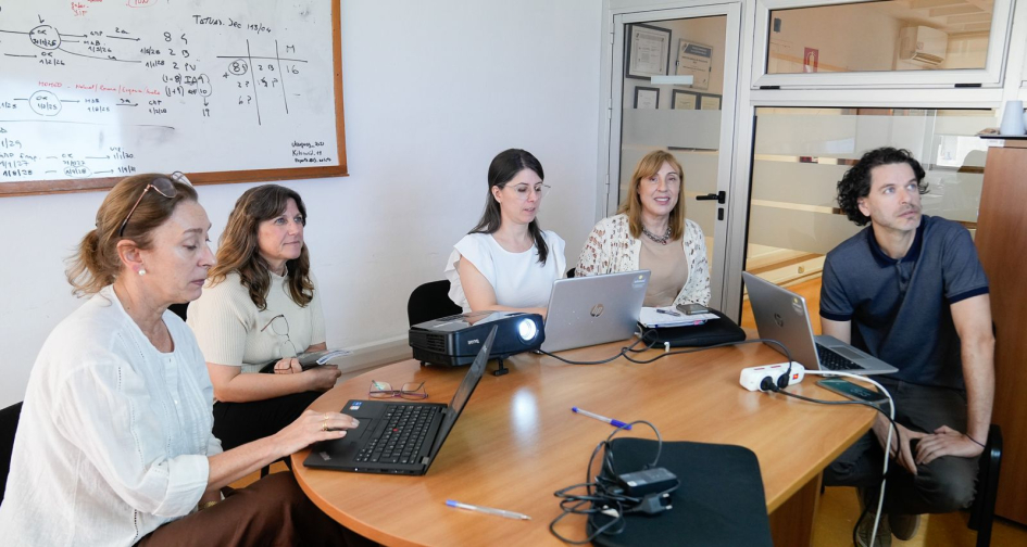 Reunión de equipo de Digefi Directora General junto a directora y supervisores en torno a una mesa