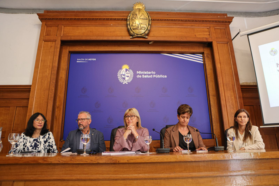 Presentación de la nueva vacuna contra el VPH Autoridades del MSP y representante de OPS