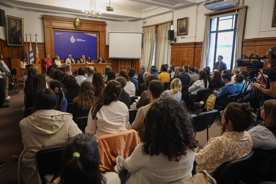 Público en salón de actos y autoridades