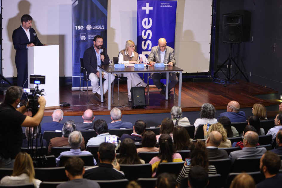 La Ministra de Salud Pública, junto al director de ASSE y el decano de la Facultad de Medicina.