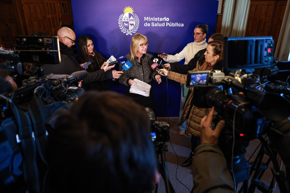 Rueda de prensa de la Ministra Ministra Lustemberg rodeada de periodistas
