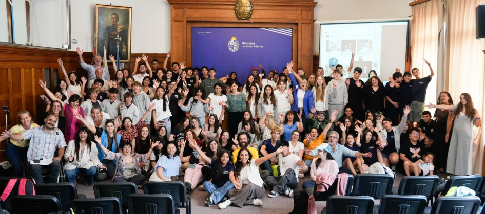 Grupo de adolescentes, jóvenes y adultos posa en el Salón de Actos 