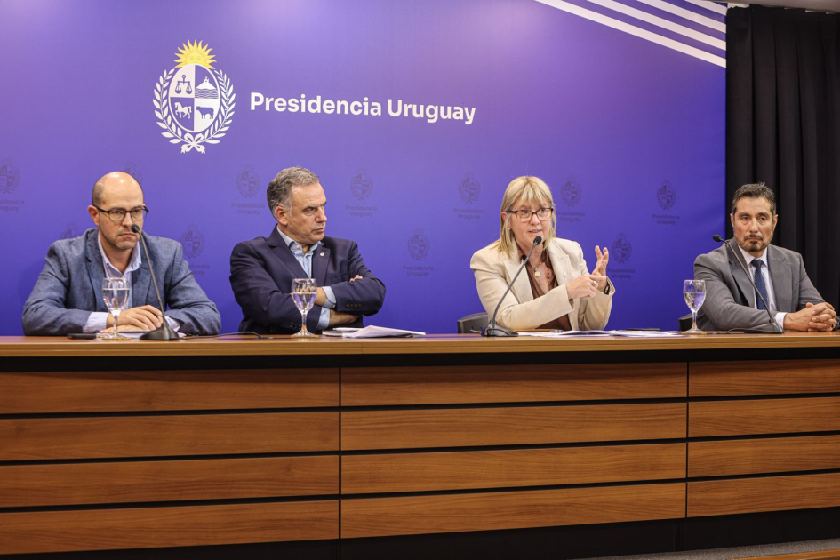 de izq a der: pte de asse, pte de la republica, ministra de salud, pte conaiamc 