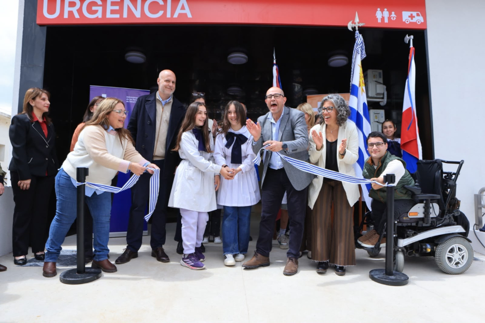 Presidente de ASSE, autoridades, escolares, joven en silla de ruedas realizan el corte de cinta