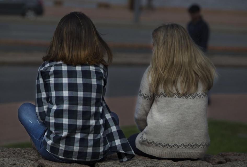 Imagen de dos adolescentes sentadas Imagen de dos adolescentes sentadas