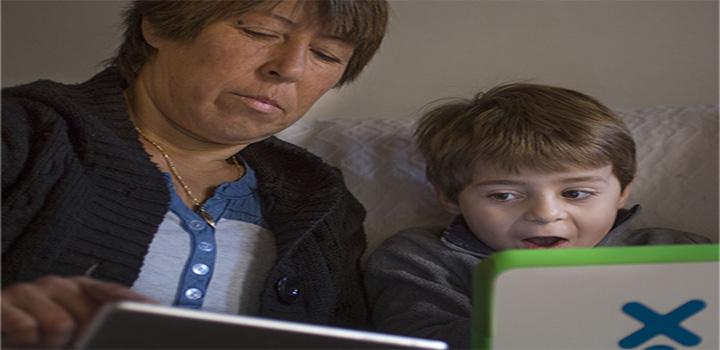 Imagen de una abuela con su nieto mirando una tablet Imagen de una abuela con su nieto mirando una tablet
