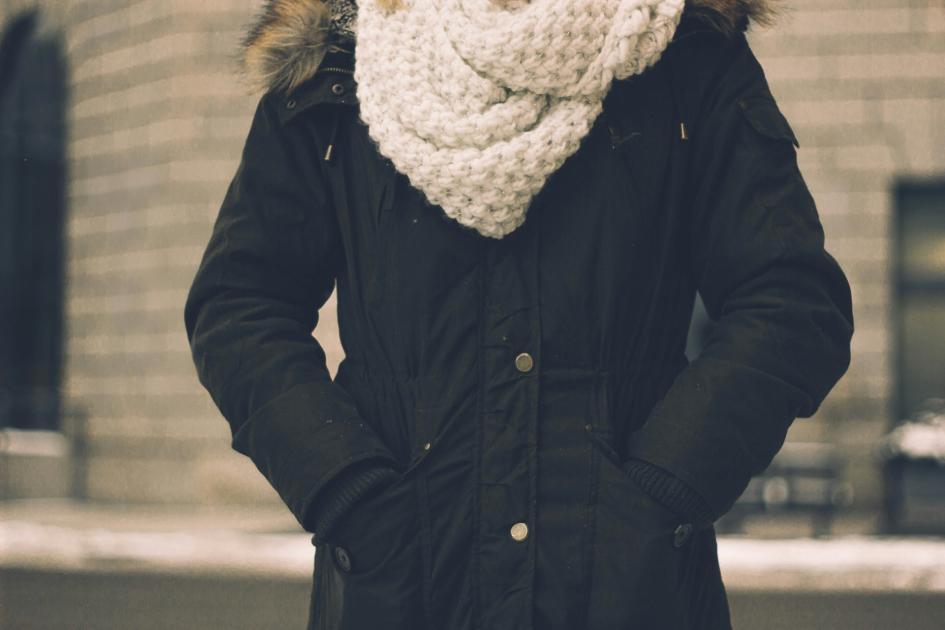 Recomendaciones para la prevención de infecciones respiratorias Mujer abrigada con campera y bufanda