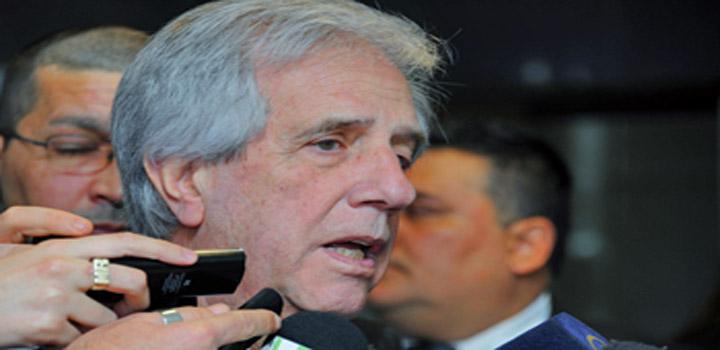Presidente Dr. Vazquez dando declaraciones a la salida del coloquio sobre ENT Imagen del Presidente de la República en conferencia de prensa