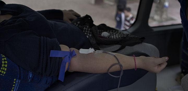 persona donando sangre persona donando sangre
