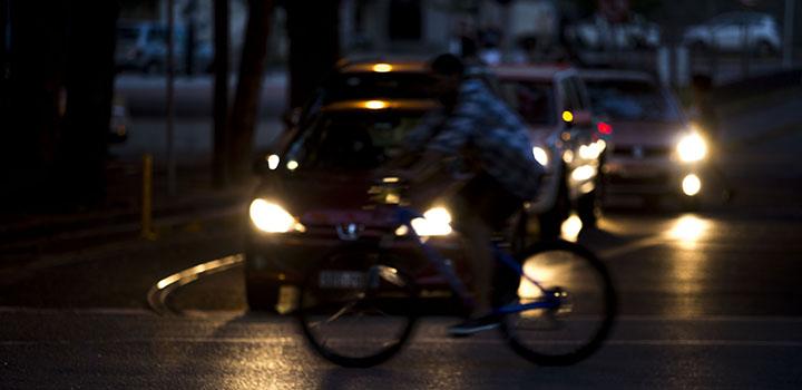 Imagen de una persona cruzando en bicicleta la calle Imagen de una persona cruzando en bicicleta la calle