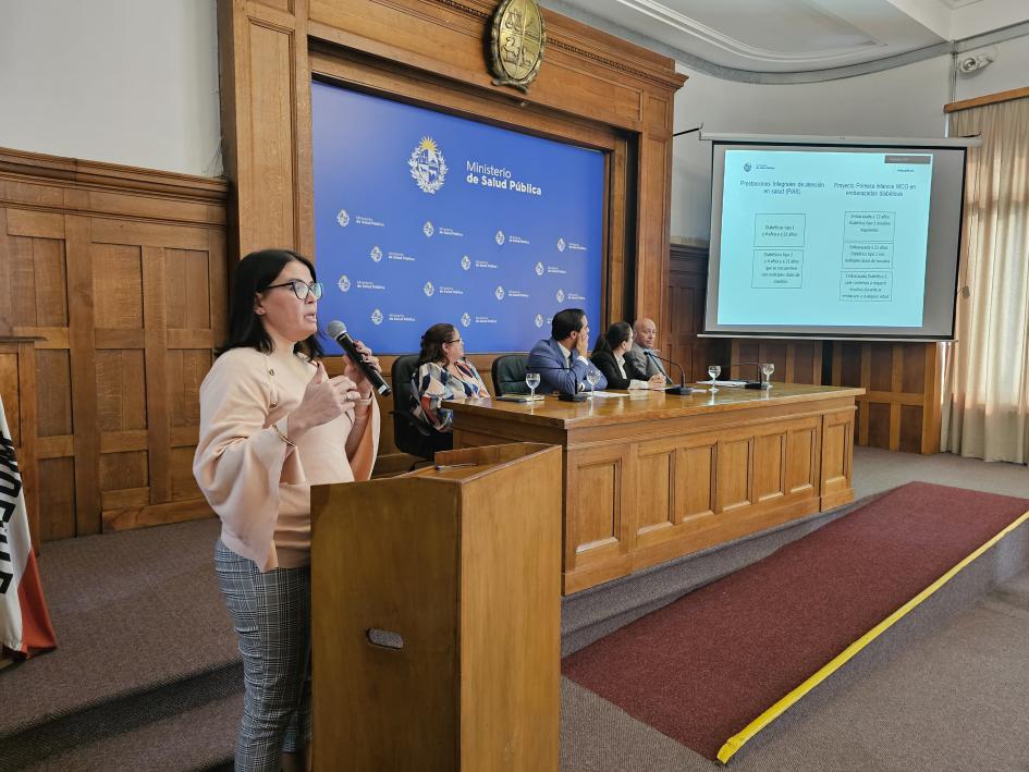 Imagen del evento directora del Programa Salud de la Niñez, Victoria Lafluf, realiza una presentación con micrófono
