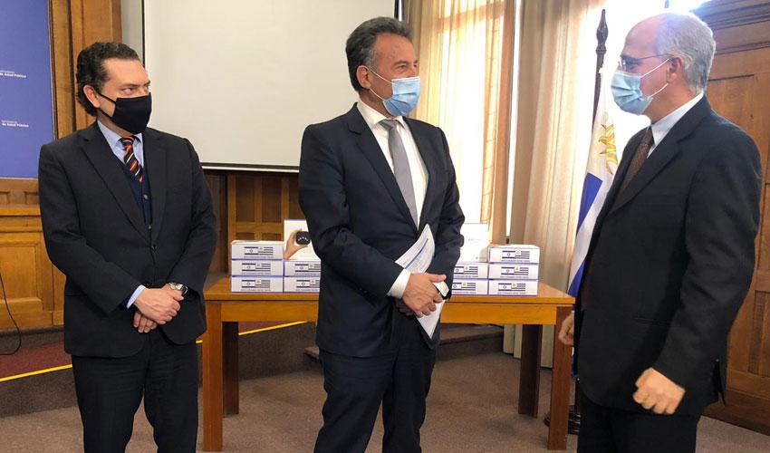 Ministro y autoridades recibiendo donación Ministro y autoridades recibiendo donación