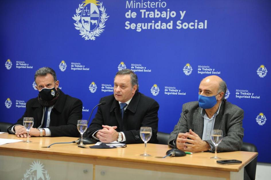 Ministro de Salud Pública en conferencia