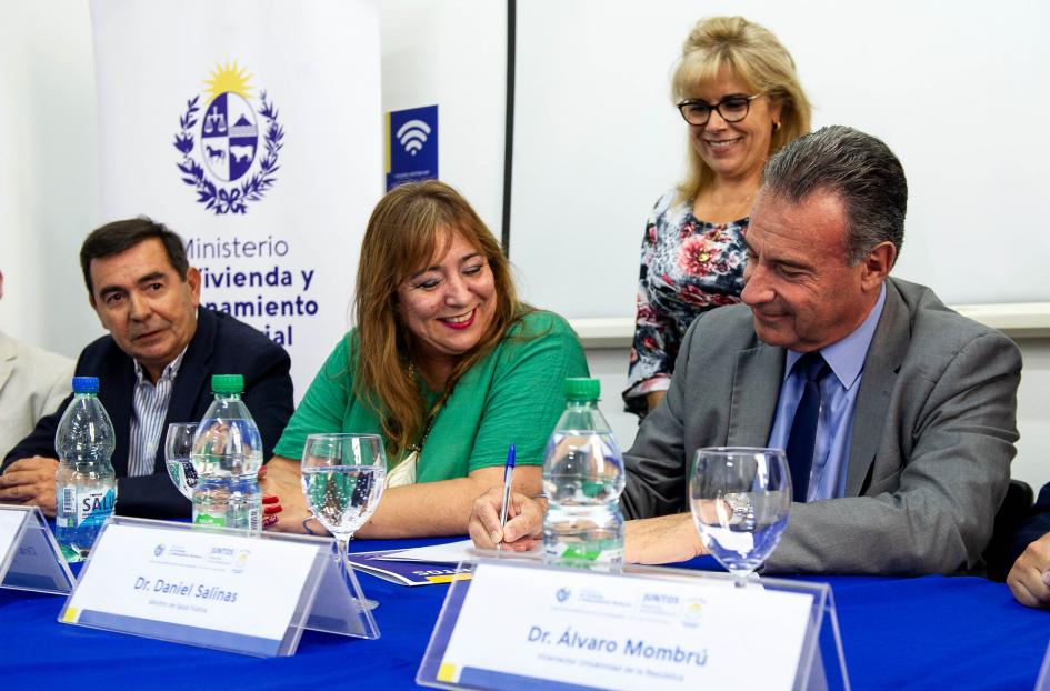 Ministro de Salud Pública firmando convenio