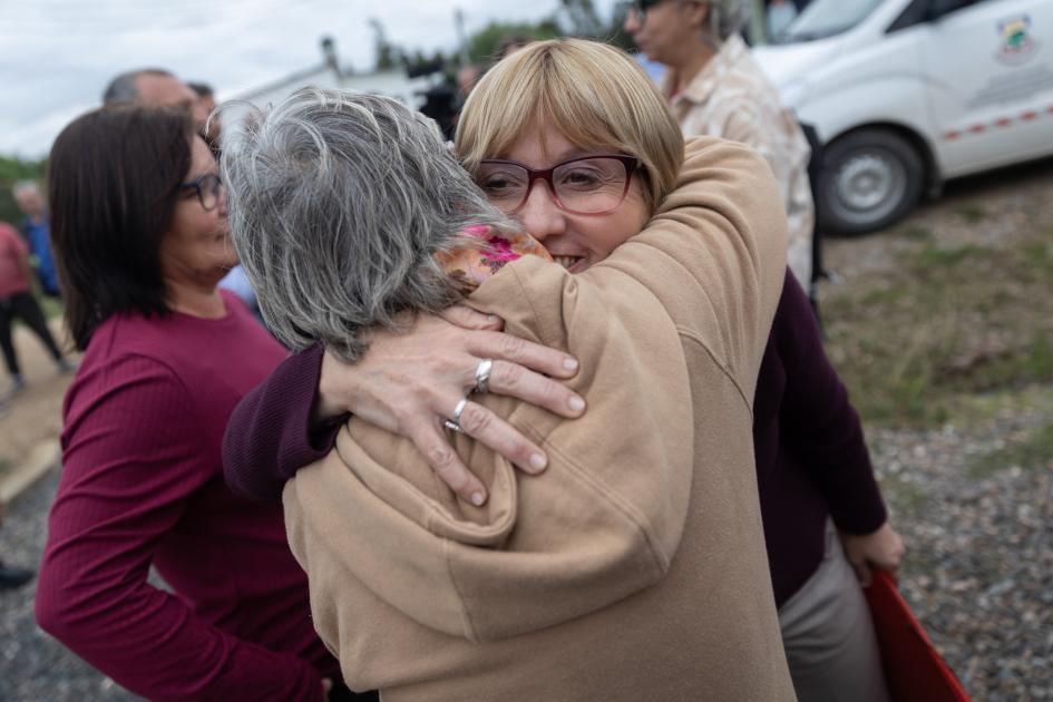 Abrazo Una mujer y la Ministra, que sonríe, se abrazan.
