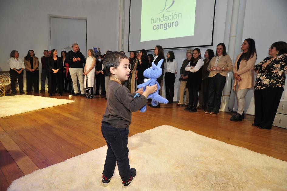 niño jugando con un muñeco de canguro