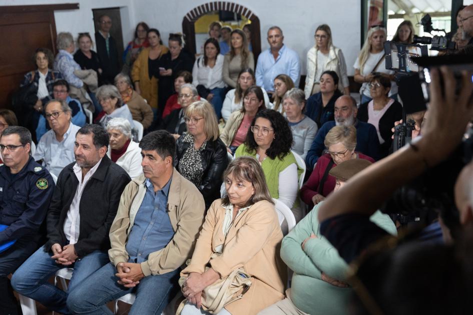Asistentes Asistentes sentados miran atentamente hacia donde están las autoridades