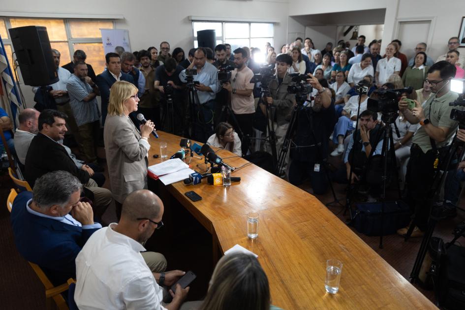 Presidente Orsi, Presidente de ASSE y Ministra en conferencia de prensa Ministra habla de pie a asistentes y medios de comunicación. Presidente Orsi y de ASSE sentados