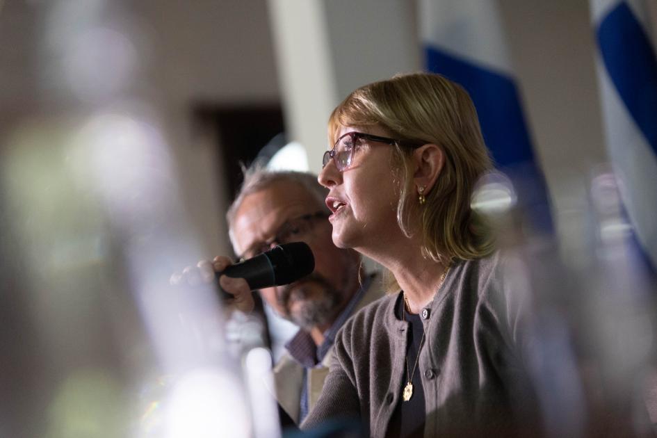 Ministra en conferencia de prensa Cristina Lustemberg con micrófono en mano