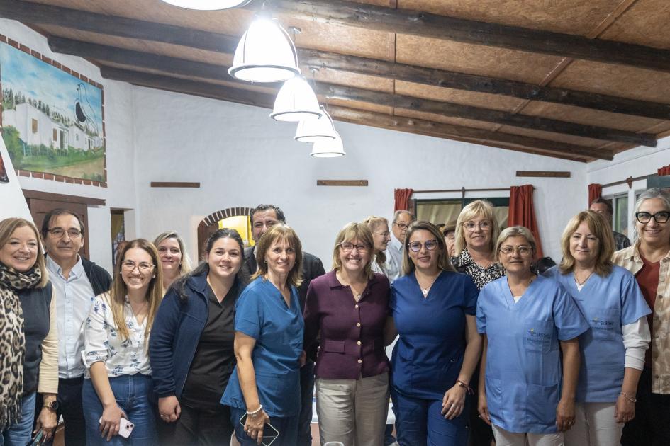 Lustemberg y Arteta junto a personal de salud de Villa del Rosario Foto grupal de la Ministra y la directora general de Coordinación junto a personal de salud