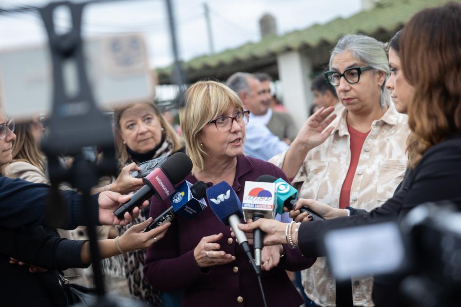 Lustemberg y Arteta en rueda de prensa La Ministra brinda una rueda de prensa, a su lado la directora de DIGECOOR