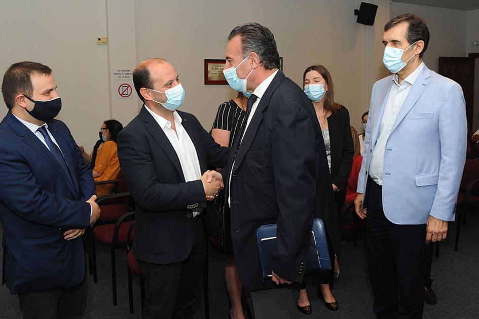 Ministro de Salud Pública saludando autoridades en acto FNR