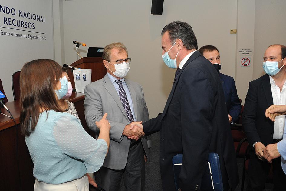 Ministro de Salud Pública saludando autoridades en acto FNR Ministro de Salud Pública saludando autoridades en acto FNR