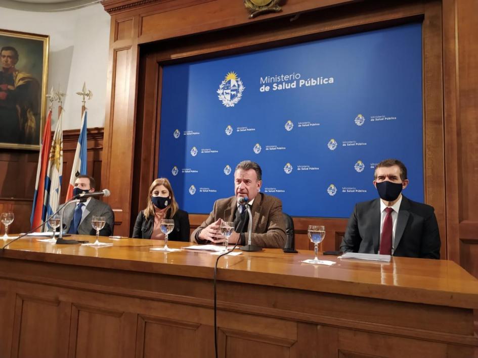 Autoridades en el salón de actos del Ministerio de Salud Pública Autoridades en el salón de actos del Ministerio de Salud Pública