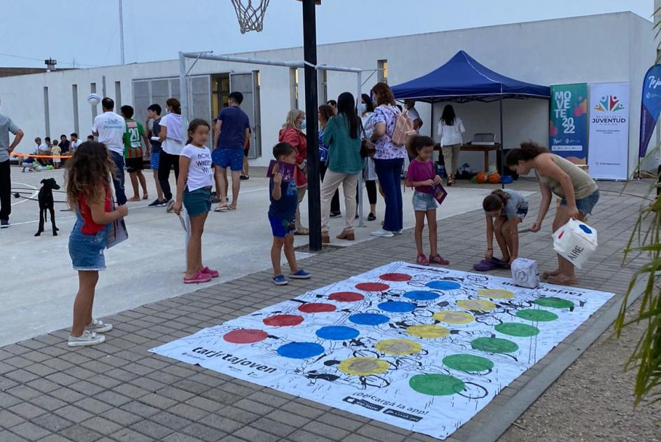 Niños y jóvenes juegan Niños y jóvenes juegan