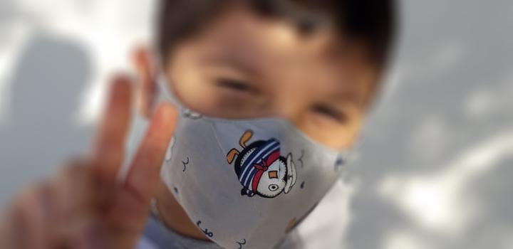 niño con tapaboca niño con tapaboca