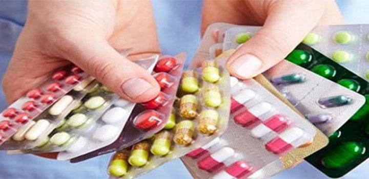 Persona sosteniendo medicamentos Imagen de una persona sosteniendo medicamentos