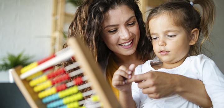 niña y mamá jugando