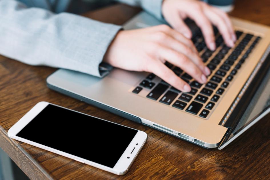 Trámite en línea Mujer teclea una computadora