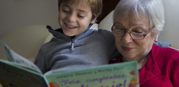 abuela y niño leyendo