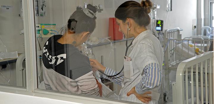 Medico atendiendo a paciente Hospital Pereira Rossell