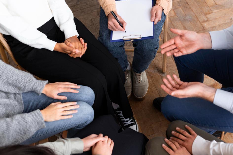 Personas en círculo en una sesión grupal. Imagen de Freepik. Personas en círculo en una sesión grupal