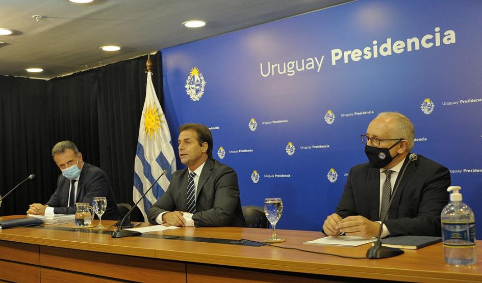 Autoridades en conferencia de prensa