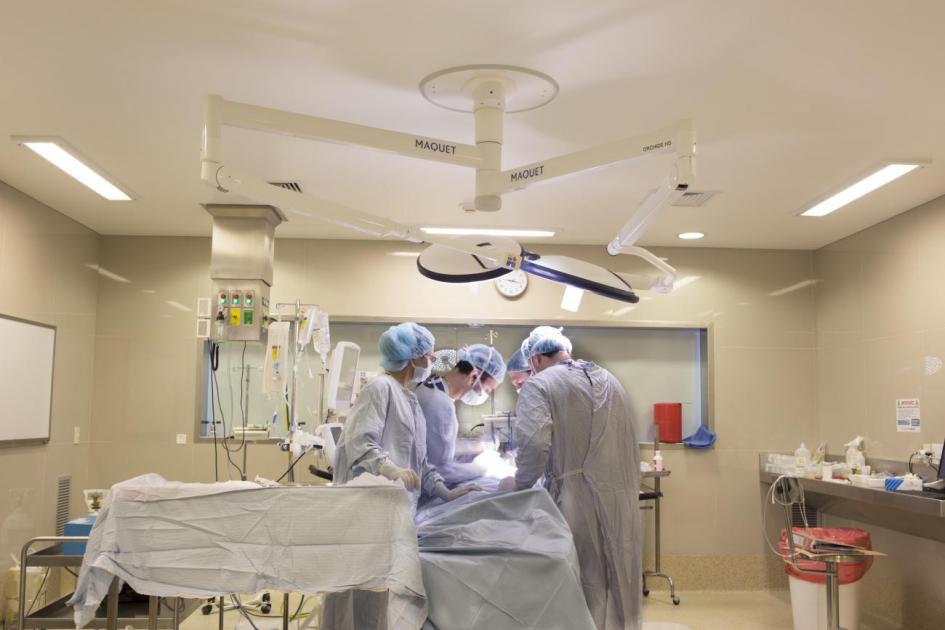 Imagen de quirófano y doctores interviniendo un paciente Imagen de quirófano y doctores interviniendo un paciente