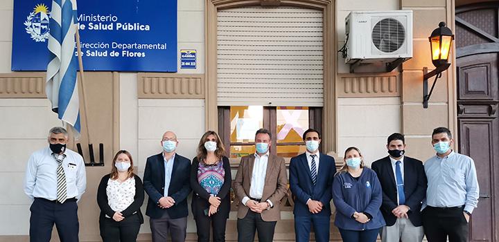 Imagen de autoridades posando frente a la DDS Flores Imagen de autoridades posando frente a la DDS Flores