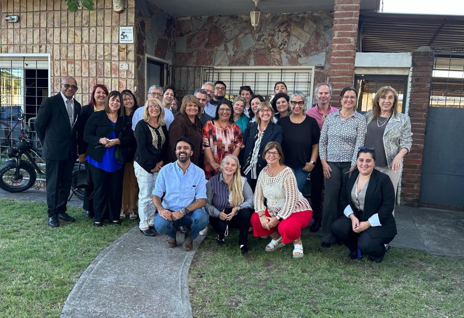 Foto grupal Foto grupal del gabinete y funcionarios de la departamental en el frente de la casa