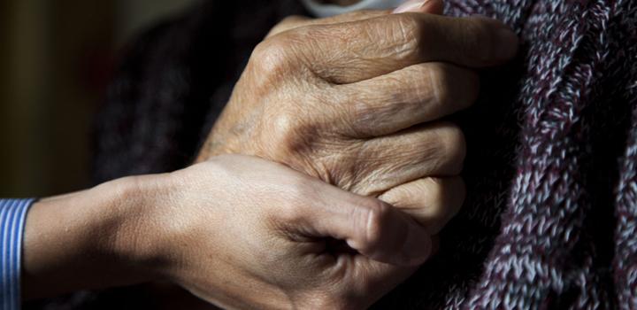 manos de adultos mayores manos de adultos mayores