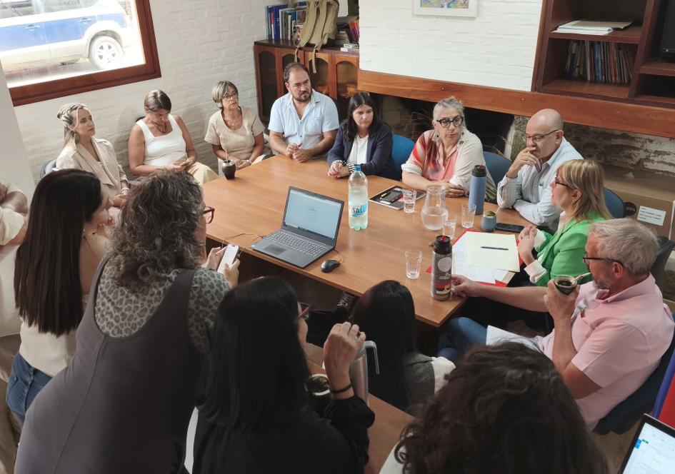 Reunión de trabajo en la DDS de Rocha Autoridades del MSP y funcionarios sentados al rededor de una mesa en una sala de la DDS