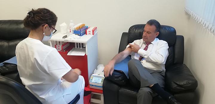 ministro de Salud Daniel Salinas donando sangre