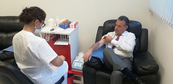 ministro de Salud Daniel Salinas donando sangre ministro de Salud Daniel Salinas donando sangre