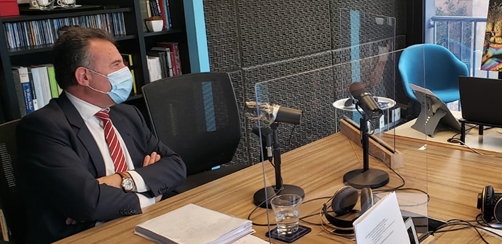 Ministro de Salud Pública siendo entrevistado Ministro de Salud Pública siendo entrevistado